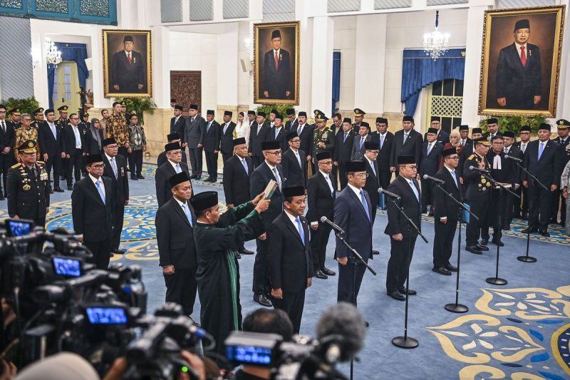 Presiden Prabowo Subianto melantik sejumlah Menteri, Wamen dan Kepala Lembaga Kebinet Merah Putih di Istana Negara, Jakarta, Kamis (1/10/2026)