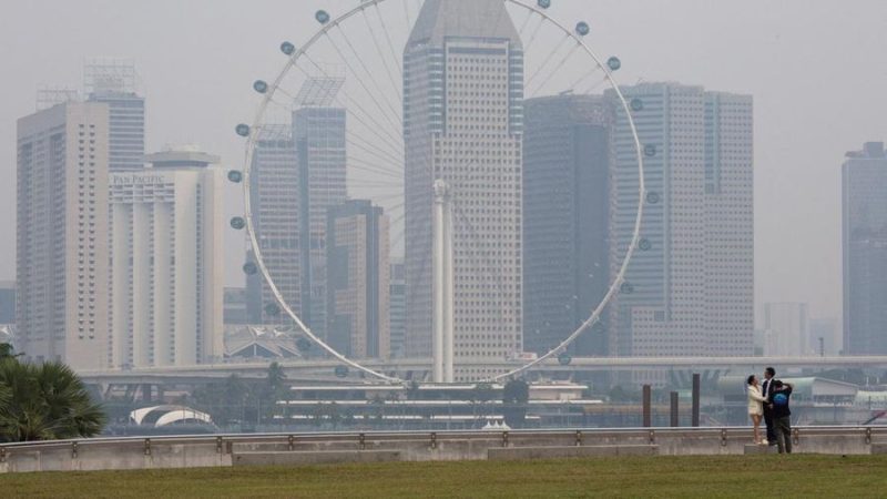 Foto: Singapore Flyer dan gedung-gedung komersial diselimuti kabut asap di kawasan Marina Bay, Singapura. (REUTERS/Ore Huiying)
