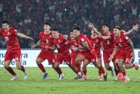 Pemain Timnas Indonesia melakukan selebrasi setelah menang adu penalti atas Thailand dalam laga final FIFA ASEAN Cup 2026 di Stadion Utama Gelora Bung Karno, Jakarta, Senin (5/10/2026).(KOMPAS.com/ADIL NURSALAM)
