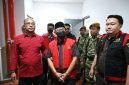 Wakil Bupati Indramayu, Syaefudin saat digiring penyidik dengan mengenakan rompi merah untuk selanjutnya menjalani penahanan di kantor Kejaksaan Tinggi Jawa Barat, Rabu (21/10/2026)(Dok Kejati Jawa Barat)
