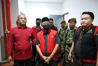 Wakil Bupati Indramayu, Syaefudin saat digiring penyidik dengan mengenakan rompi merah untuk selanjutnya menjalani penahanan di kantor Kejaksaan Tinggi Jawa Barat, Rabu (21/10/2026)(Dok Kejati Jawa Barat)
