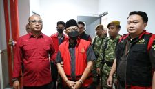 Wakil Bupati Indramayu, Syaefudin saat digiring penyidik dengan mengenakan rompi merah untuk selanjutnya menjalani penahanan di kantor Kejaksaan Tinggi Jawa Barat, Rabu (21/10/2026)(Dok Kejati Jawa Barat)
