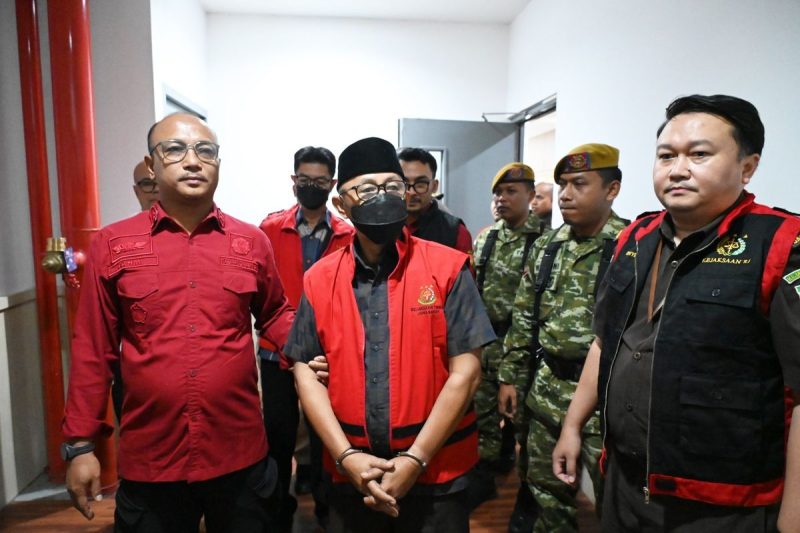 Wakil Bupati Indramayu, Syaefudin saat digiring penyidik dengan mengenakan rompi merah untuk selanjutnya menjalani penahanan di kantor Kejaksaan Tinggi Jawa Barat, Rabu (21/10/2026)(Dok Kejati Jawa Barat)
